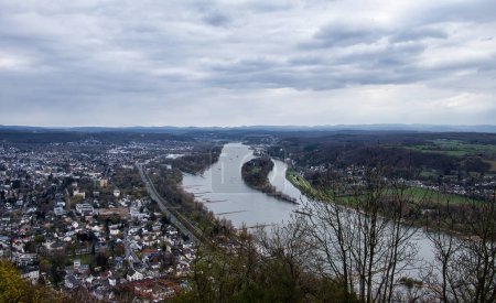 Téléchargez les photos : Konigswinter, Allemagne - 16 avril 2021 : Vue aérienne de bâtiments à Konigswinter, Allemagne près du Rhin par une journée nuageuse de printemps. - en image libre de droit