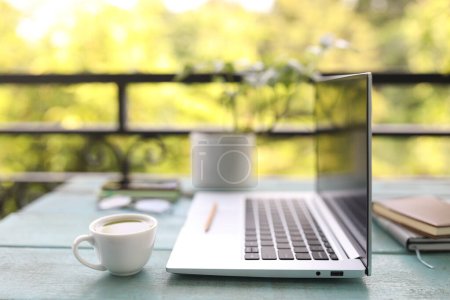 Téléchargez les photos : Ordinateur portable vue latérale et tasse de café relax lieu de travail - en image libre de droit