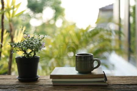 Téléchargez les photos : Pot à thé en terre cuite et plante sur table en bois boire à l'extérieur - en image libre de droit