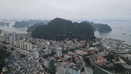 Foto de Ha Long Bay, Vietnam - 26 de noviembre de 2022: Vista aérea de Ha Long Bay - Imagen libre de derechos