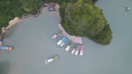 Téléchargez les photos : Baie de Ha Long, Vietnam - 26 novembre 2022 : Vue Aérienne de La Baie de Ha Long - en image libre de droit