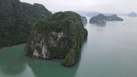 Foto de Ha Long Bay, Vietnam - 26 de noviembre de 2022: Vista aérea de Ha Long Bay - Imagen libre de derechos