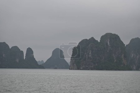 Téléchargez les photos : Baie de Ha Long, Vietnam - 26 novembre 2022 : Vue Aérienne de La Baie de Ha Long - en image libre de droit
