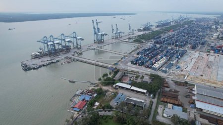Téléchargez les photos : Klang, Malaisie - 11 février 2024 : Les ports de conteneurs de Klang - en image libre de droit