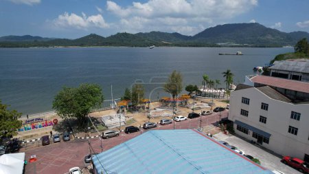 Téléchargez les photos : Lumut, Malaisie - 16 février 2024 : Vue aérienne du front de mer de Lumut et de l'île Marina - en image libre de droit