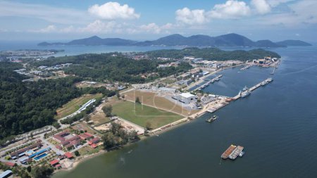 Téléchargez les photos : Lumut, Malaisie - 16 février 2024 : Vue aérienne du front de mer de Lumut et de l'île Marina - en image libre de droit
