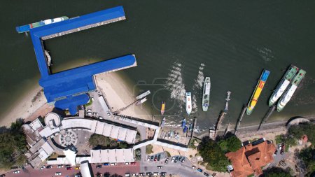 Foto de Lumut, Malasia - 16 de febrero de 2024: Vista aérea de Lumut Waterfront y Marina Island - Imagen libre de derechos