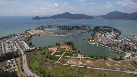Lumut, Malaysia - 16. Februar 2024: Luftaufnahme der Lumut Waterfront und Marina Island