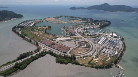 Lumut, Malasia - 16 de febrero de 2024: Vista aérea de Lumut Waterfront y Marina Island