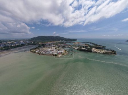 Lumut, Malaisie - 16 février 2024 : Vue aérienne du front de mer de Lumut et de l'île Marina