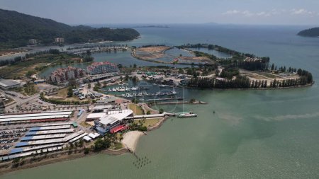 Lumut, Malaisie - 16 février 2024 : Vue aérienne du front de mer de Lumut et de l'île Marina