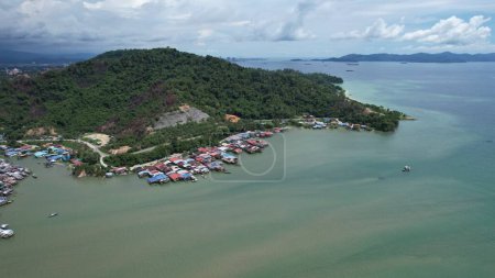 El paisaje de las aldeas dentro de la isla Gaya, Kota Kinabalu, Sabah Malasia
