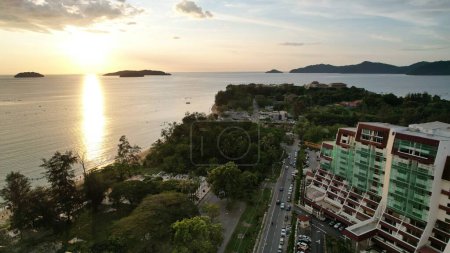 Kota Kinabalu, Malaysia 30. Mai 2024: Der Tanjung Aru Strand bei Sonnenuntergang