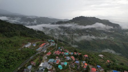 Foto de Vista aérea de un mar de nubes sobre un valle de la montaña del bosque lluvioso - Imagen libre de derechos