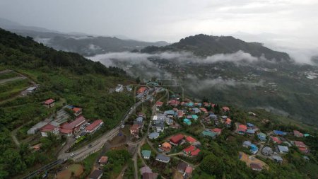 Téléchargez les photos : Vue Aérienne D'une Mer De Nuages Au-dessus D'une Vallée De Montagne De La Forêt Pluviale - en image libre de droit
