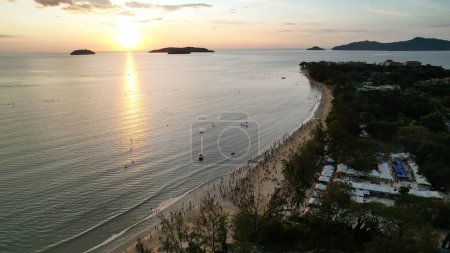 Téléchargez les photos : Kota Kinabalu, Malaisie 30 mai 2024 : La plage Tanjung Aru au coucher du soleil - en image libre de droit
