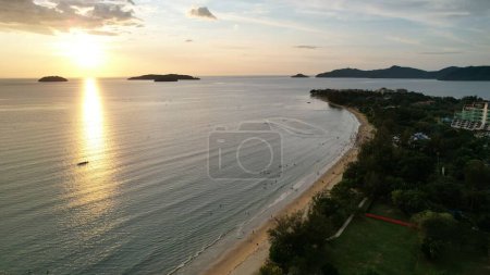 Kota Kinabalu, Malaisie 30 mai 2024 : La plage Tanjung Aru au coucher du soleil