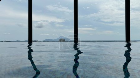 Kuching, Malaysia - 16. Juni 2024: Blick auf die Kuchinger Skyline durch einen Infinity Pool