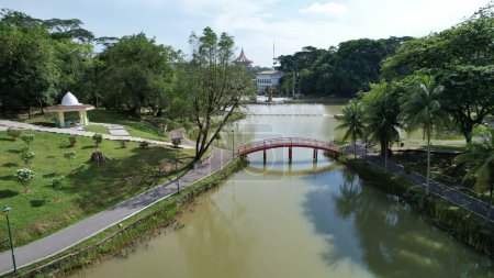 Kuching, Malasia - 21 de junio de 2024: Vista aérea de edificios emblemáticos en Kuching City