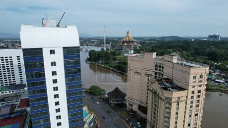 Kuching, Malaysia - 21. Juni 2024: Landmark Buildings in Kuching City aus der Luft