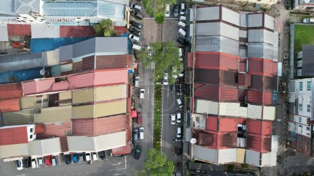 Kuching, Malaysia - 21. Juni 2024: Landmark Buildings in Kuching City aus der Luft
