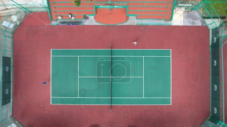 Kuching, Malaysia - 29. Juni 2024: Blick von oben auf Tennisplatz und Basketballplatz