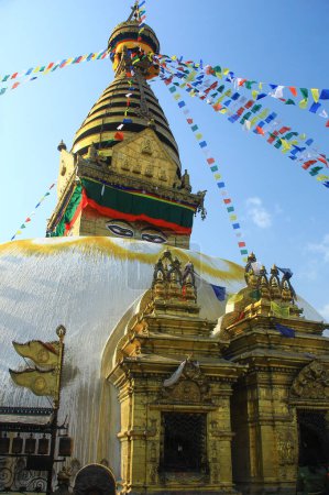 Estupa budista y santuario en la parte superior del templo swayambhunath