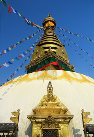 Estupa budista y santuario en la parte superior del templo swayambhunath