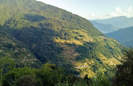 Die Aussicht auf Schneeberge, schattige Bäume, Täler und Plantagen entlang der Trekkingroute des Annapurna-Basislagers.