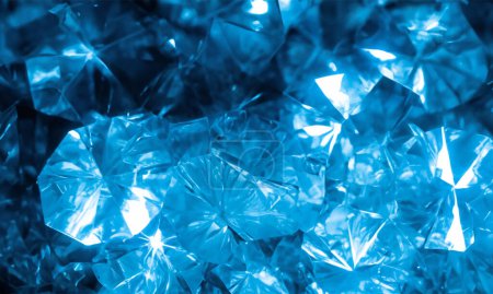 Nahaufnahme von Diamanten unterschiedlicher Schliffe und Größen auf hellem Hintergrund. Viele schöne Diamanten. 3D-Bild. Heller Hintergrund.