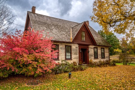 Foto de Shaftsbury, VT - Estados Unidos - 10 de octubre de 2022 Paisaje vista de otoño del histórico Robert Frost Stone House Museum en Bennington College - Imagen libre de derechos