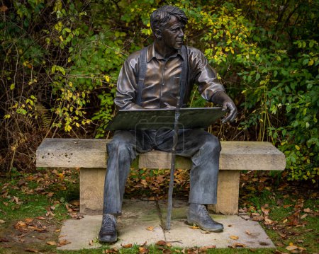 Foto de Shaftsbury, VT - USA - 10 / 10 / 2022 Paisaje vista de otoño de la estatua de bronce de Robert Frost, ubicada en el jardín de Robert Frost 's Stone House en Shaftsbury, Vermont. - Imagen libre de derechos