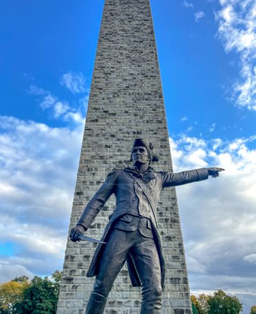 Téléchargez les photos : BENNINGTON, VT - États-Unis - 10 OCT 2022 Vue verticale de la statue du brigadier-général John Stark, héros de la guerre d'indépendance américaine, conduisant ses troupes à la victoire à la bataille de Bennington. - en image libre de droit