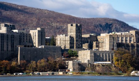 Téléchargez les photos : West Point, NY - États-Unis - 12 nov. 2022 Vue rapprochée horizontale de l'emblématique académie militaire des États-Unis à West Point, vue depuis le fleuve Hudson. - en image libre de droit