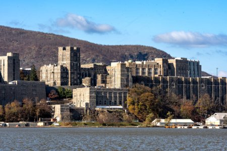 Téléchargez les photos : West Point, NY - États-Unis - 12 nov. 2022 Vue horizontale de l'emblématique United States Military Academy à West Point, vue depuis le fleuve Hudson. - en image libre de droit