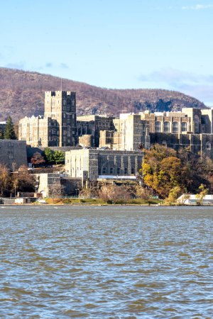 Téléchargez les photos : West Point, NY - États-Unis - 12 nov. 2022 Vue verticale de l'emblématique United States Military Academy à West Point, vue depuis le fleuve Hudson. - en image libre de droit