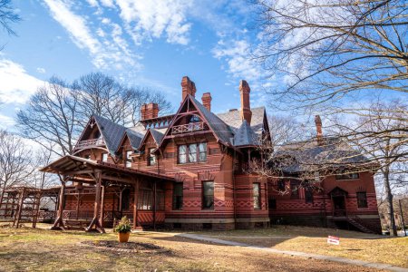 Foto de Hartford, CT - USA - Dec 28, 2022 View of the historic Mark Twain House. Home of Samuel Langhorne Clemens from 1874 to 1891. Designed by Edward Tuckerman Potter in the American High Gothic style. - Imagen libre de derechos