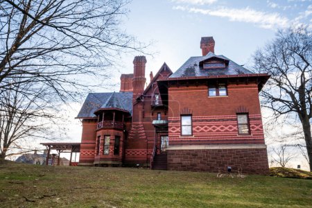 Foto de Hartford, CT - USA - Dec 28, 2022 View of the historic Mark Twain House. Home of Samuel Langhorne Clemens from 1874 to 1891. Designed by Edward Tuckerman Potter in the American High Gothic style. - Imagen libre de derechos