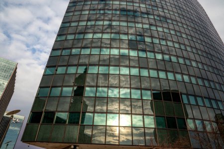 Foto de Hartford, CT - USA - Dec 28, 2022 Horizontal view of the sun reflecting off the iconic Phoenix Life Insurance Company Building, a notable Modernist office building located on Constitution Plaza. - Imagen libre de derechos