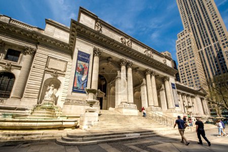Téléchargez les photos : New York, NY - États-Unis - 14 avril 2023 Le bâtiment historique Stephen A. Schwarzman, connu sous le nom de succursale principale, ou la bibliothèque publique de New York, le bâtiment phare de la bibliothèque publique de New York à New York. - en image libre de droit