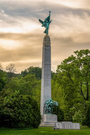 Téléchargez les photos : Montclair, NJ - États-Unis - 13 mai 2023 Coucher de soleil sur le monument commémoratif des soldats et marins dans le parc Edgemont avec le grand obélisque en granit Winged Victory. Conçu par le sculpteur Charles Keck en 1925. - en image libre de droit