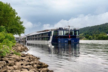Foto de Vilshofen an der Donau, Bavaria - DE - 6 de junio de 2023 Vista horizontal de AmaWaterways AmaVerde, un crucero fluvial de lujo construido en 2011 en Suiza, atracó en Vilshofen an der Donau. - Imagen libre de derechos