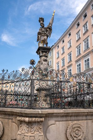 Foto de Salzburgo, 7 de junio de 2023 Vista de la Florianibrunnen, una fuente barroca en el antiguo mercado del casco antiguo de Salzburgo. La fuente cuenta con un pilar central con una escultura de St. Florian - Imagen libre de derechos