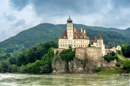 Foto de Schnbhel-Aggsbach, Baja Austria - AT - 8 de junio de 2023 Vista horizontal del histórico Schloss Schnbhel, un castillo en Schnbhel-Aggsbach, debajo de Melk en la orilla derecha del Danubio. Parte del valle de Wachau - Imagen libre de derechos