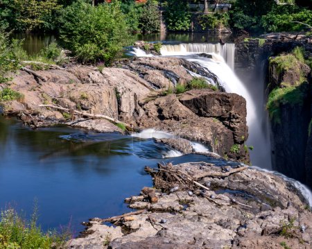 Foto de Paterson, NJ - US - Aug 20, 2023 Vista horizontal de cerca de las cataratas en el histórico Parque Histórico Nacional de Paterson Great Falls durante el verano. - Imagen libre de derechos
