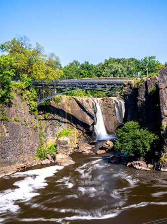 Foto de Paterson, NJ - US - Aug 20, 2023 Vista vertical de las cataratas en el histórico Parque Histórico Nacional de Paterson Great Falls durante el verano. - Imagen libre de derechos