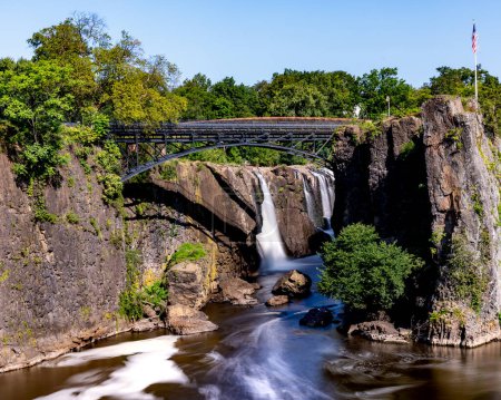 Foto de Paterson, NJ - US - Aug 20, 2023 Vista horizontal de las cataratas en el histórico Parque Histórico Nacional de Paterson Great Falls durante el verano. - Imagen libre de derechos