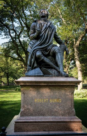 Téléchargez les photos : New York, NY - États-Unis - 11 oct. 2023 Vue du monument Robert Burns à l'extrémité sud de la promenade littéraire dans le centre commercial Central Parks. Conçu par Sir John Steel en 1880 - en image libre de droit