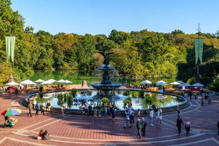 Foto de Nueva York, NY - US - 11 / 10 / 2023 Vista panorámica de la Fuente Bethesda, con su estatua de Ángel de las Aguas, diseñada por Emma Stebbins en 1868 y presentada en 1873, se encuentra en el centro de la terraza. Central Park en Manhattan, Nueva York - Imagen libre de derechos