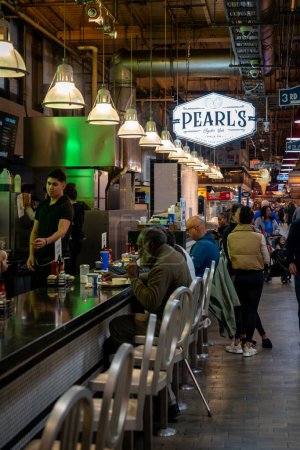 Foto de Philadelphia, PA US Oct 14, 2023 Comedores en el Pearls Oyster Bar en el histórico Reading Terminal Market, un mercado público cerrado ubicado en la sección Center City de Philadelphia, PA - Imagen libre de derechos